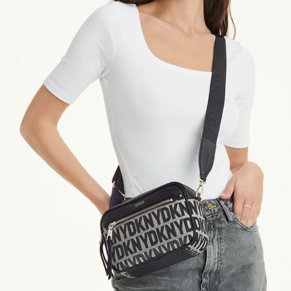 NWT‎  DKNY Zoie Camera Bag –Style R41E5A61 (Black Logo / XLB)NWT